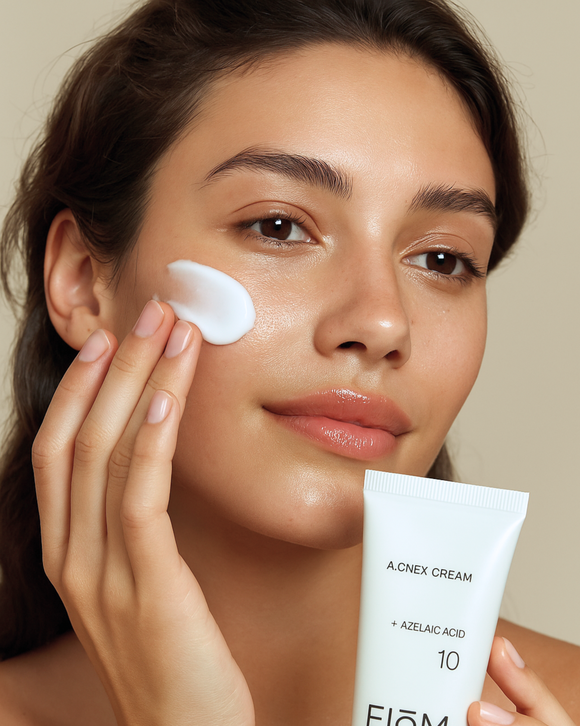 A.CNEX CREAM_Model with cream